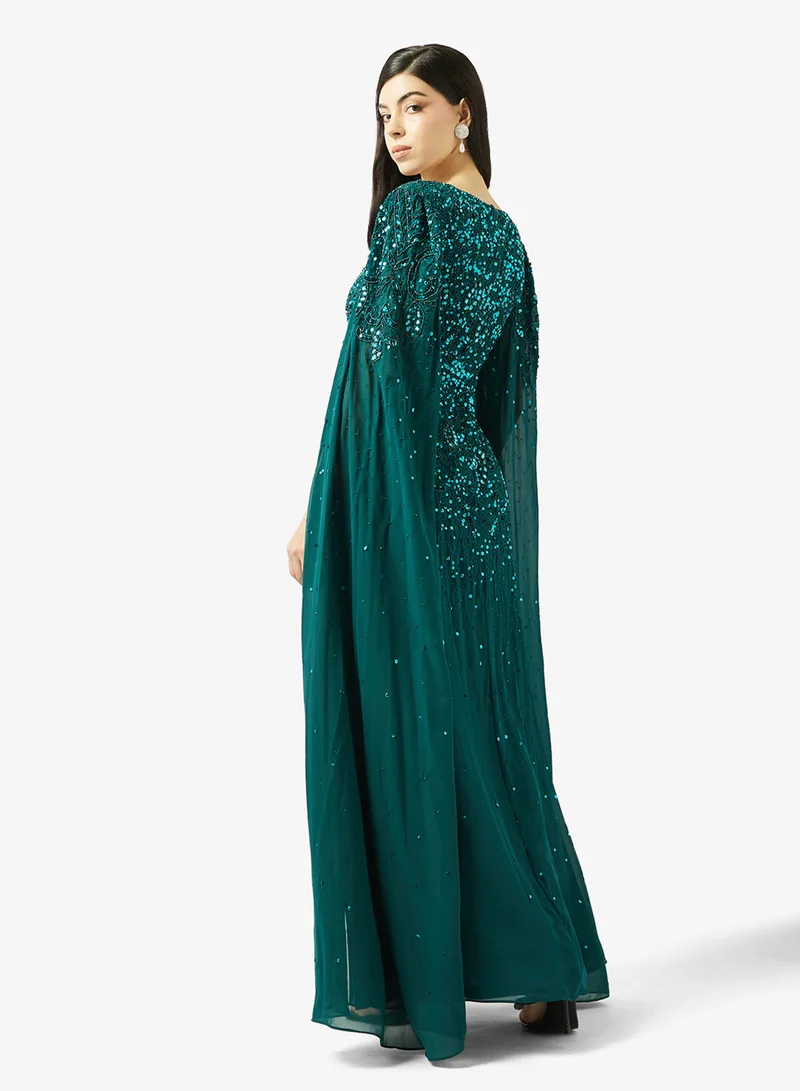 اميليا روز فستان ماكسي بياقة على شكل حرف  وأكمام كاب